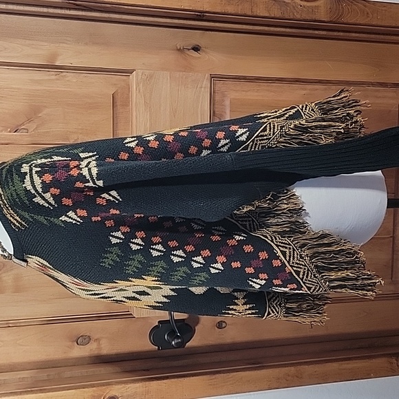 Cotton & Rye Reno Fringe Poncho w/ Sleeves - Picture 7 of 15